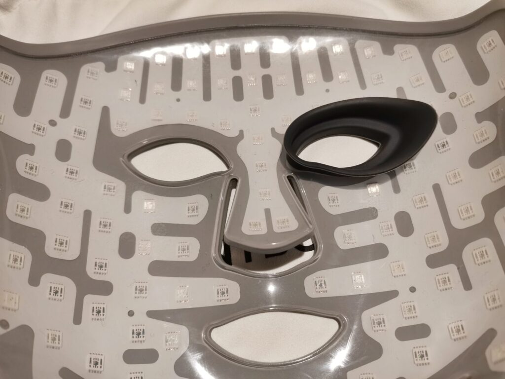 カレントボディLEDマスク「LED 4イン1 マスク」　アイガードはつける？つけない？